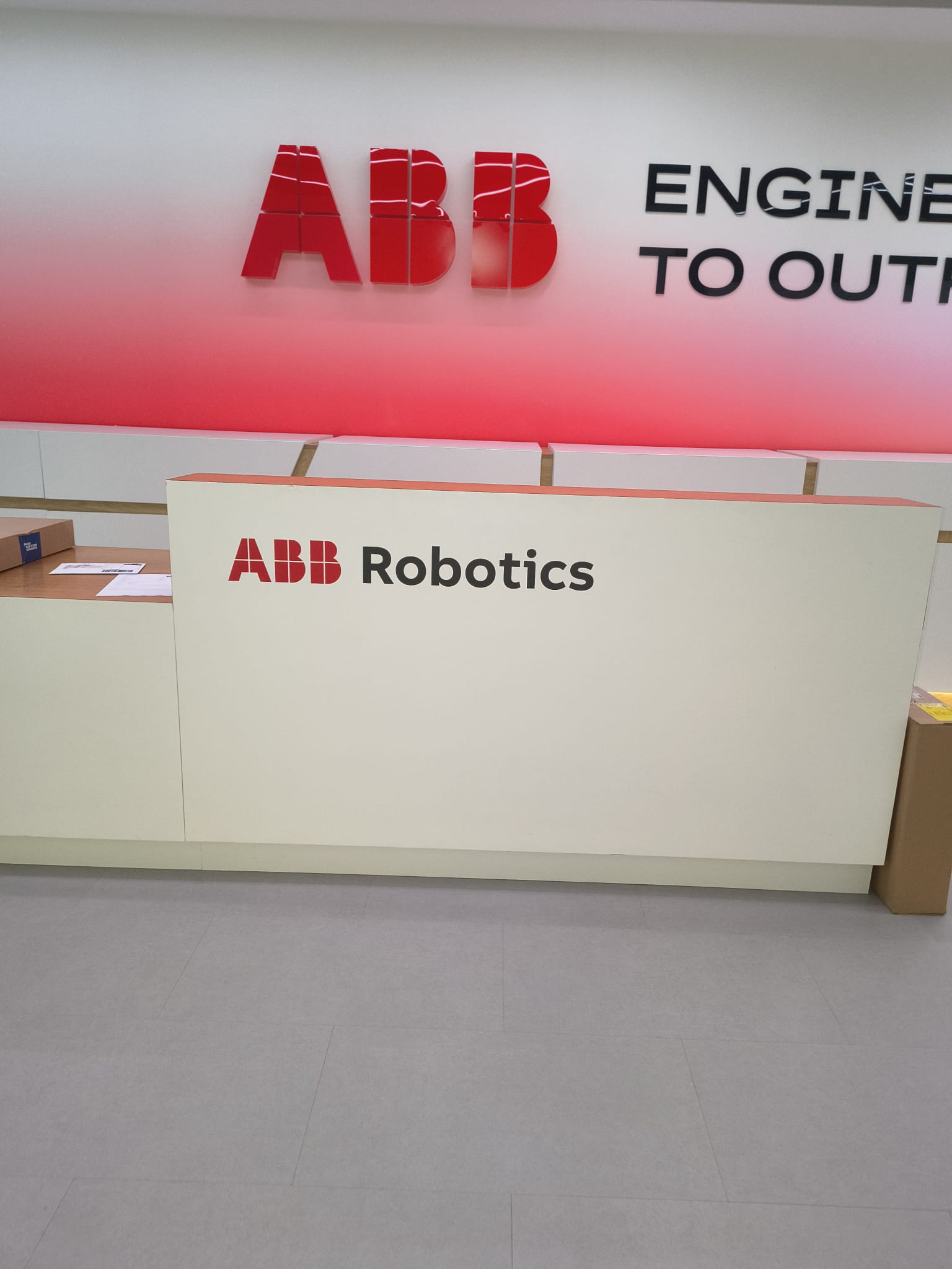 Colantare spatiu office — ABB Robotics