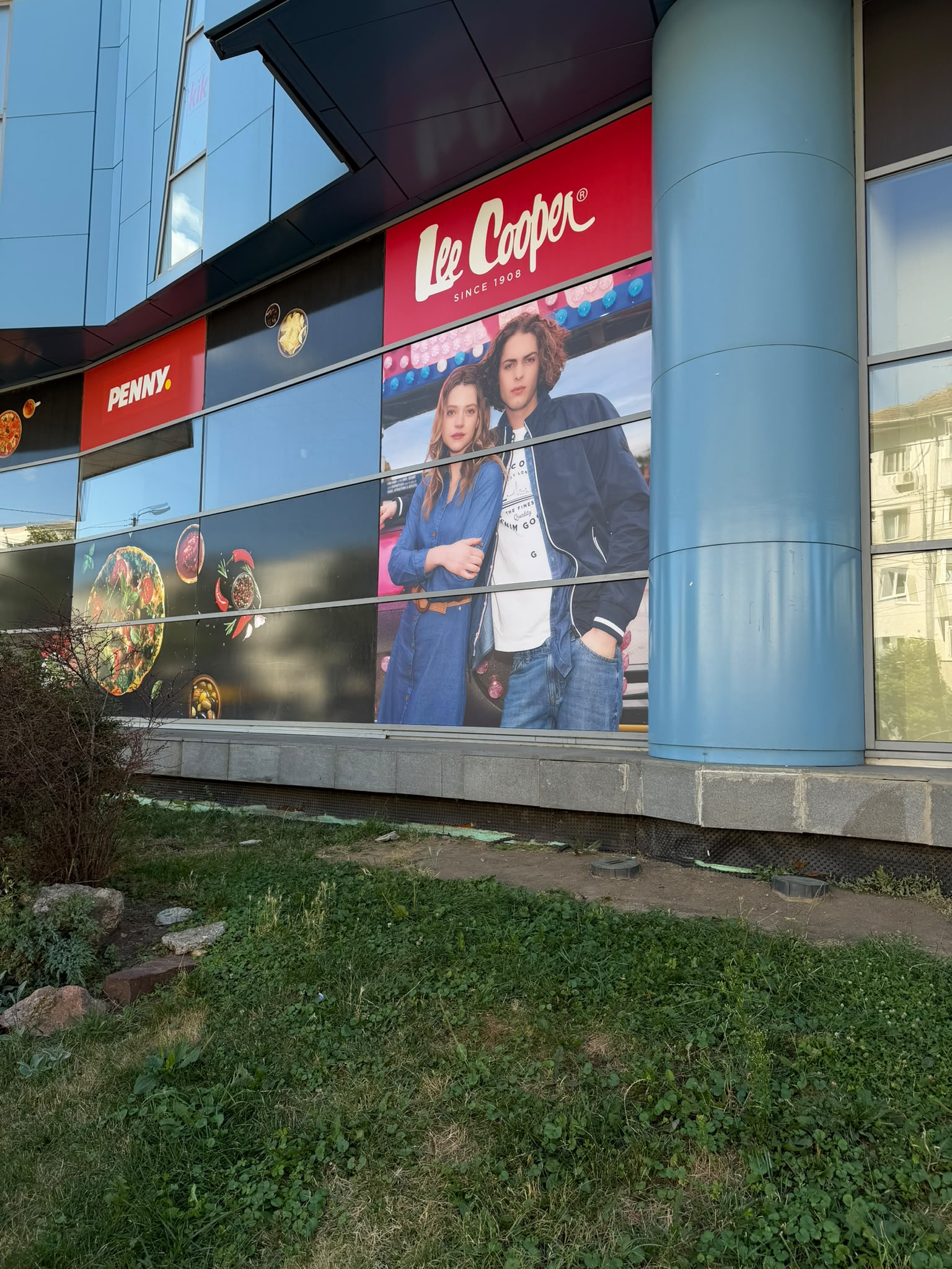 Colantare vitrina exterioara — Montecristo Retail